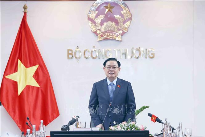 Chủ tịch Quốc hội Vương Đình Huệ thăm và làm việc với Bộ Công Thương Chú thích ảnh