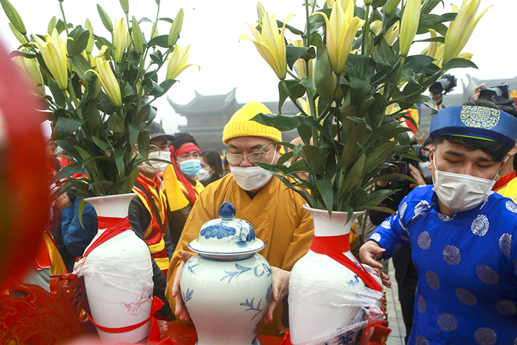 Độc đáo ngồi thuyền rước nước trong ngày khai xuân chùa Tam Chúc Chú thích ảnh