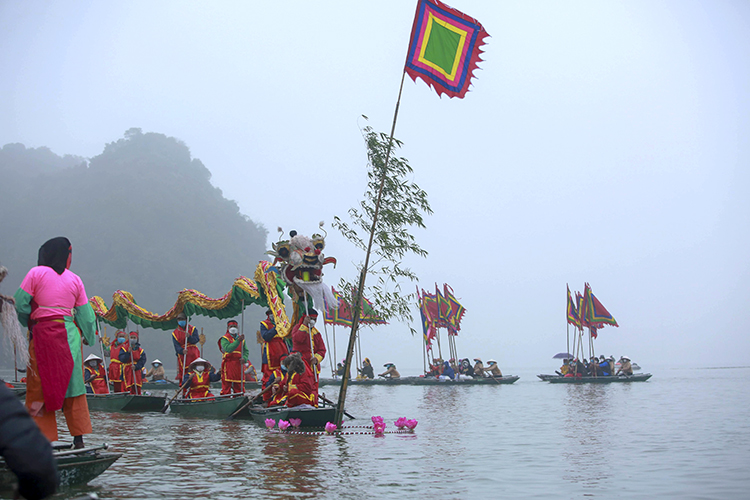 Độc đáo ngồi thuyền rước nước trong ngày khai xuân chùa Tam Chúc Chú thích ảnh