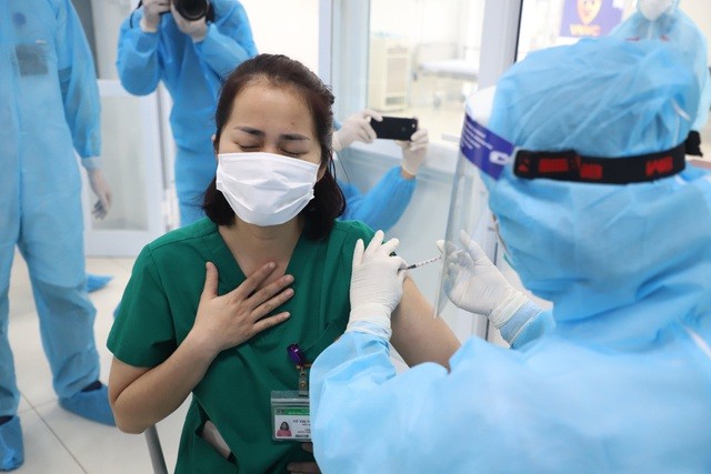 Tin COVID hôm nay chiều 15/2: Tiêm gần 186,5 triệu liều vaccine phòng COVID-19, có 32 triệu mũi 3 Tin COVID hôm nay chiều 15/2: Tiêm gần 186,5 triệu liều vaccine phòng COVID-19, có 32 triệu mũi 3