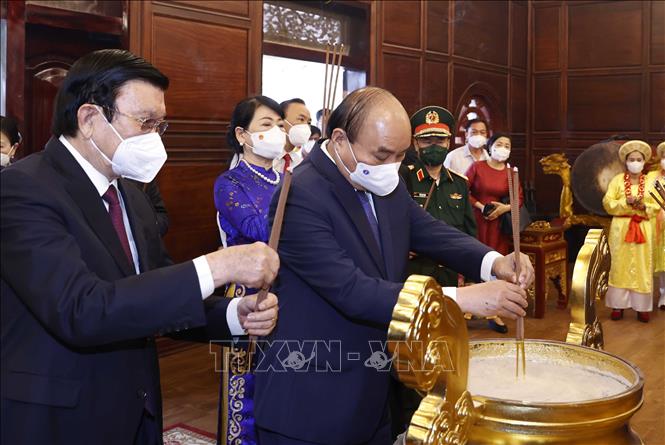 Chủ tịch nước dự lễ khánh thành Đền thờ Tây Sơn Tam Kiệt Chú thích ảnh