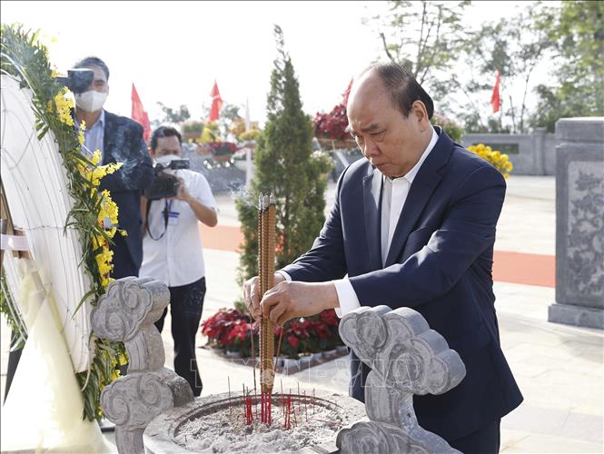 Chủ tịch nước dâng hương tại Khu mộ chí sỹ yêu nước Huỳnh Thúc Kháng Chú thích ảnh