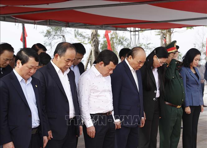 Chủ tịch nước dâng hương tại Khu mộ chí sỹ yêu nước Huỳnh Thúc Kháng Chú thích ảnh