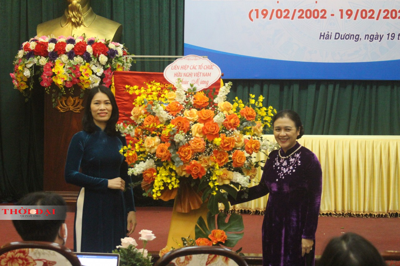 Chủ tịch Nguyễn Phương Nga có hoa chức mừng Liên hiệp các tổ chức hữu nghị tỉnh Hải Dương. Chủ tịch Nguyễn Phương Nga có hoa chức mừng Liên hiệp các tổ chức hữu nghị tỉnh Hải Dương.