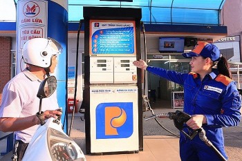 Giá xăng tăng gần 1.000 đồng/lít