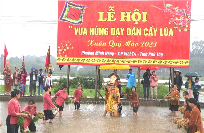 Độc đáo Lễ hội Vua Hùng dạy dân cấy lúa ở Phú Thọ Chú thích ảnh