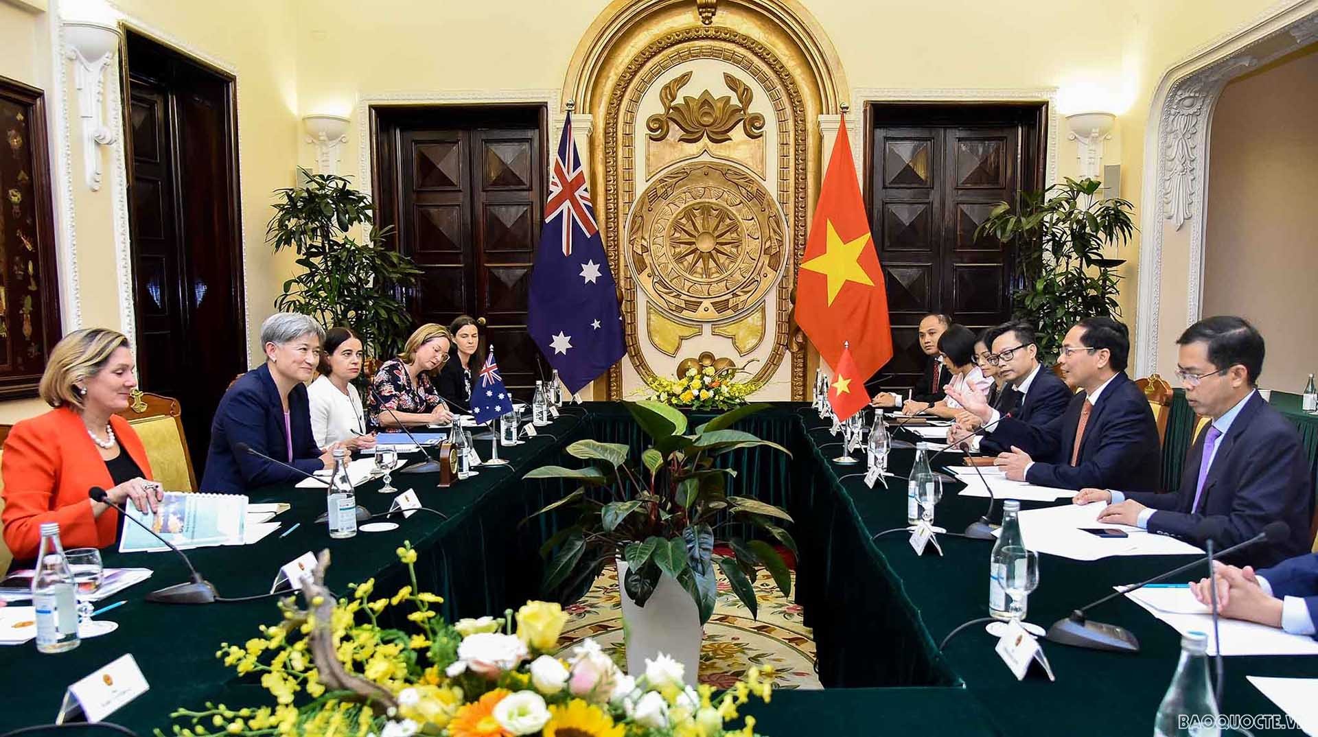 Bộ trưởng Ngoại giao Bùi Thanh Sơn hội đàm với Bộ trưởng Ngoại giao Australia Penny Wong tại Hà Nội ngày 27/6/2022. (Ảnh: Nguyễn Hồng) Bộ trưởng Ngoại giao Bùi Thanh Sơn hội đàm với Bộ trưởng Ngoại giao Australia Penny Wong tại Hà Nội ngày 27/6/2022. (Ảnh: Nguyễn Hồng)