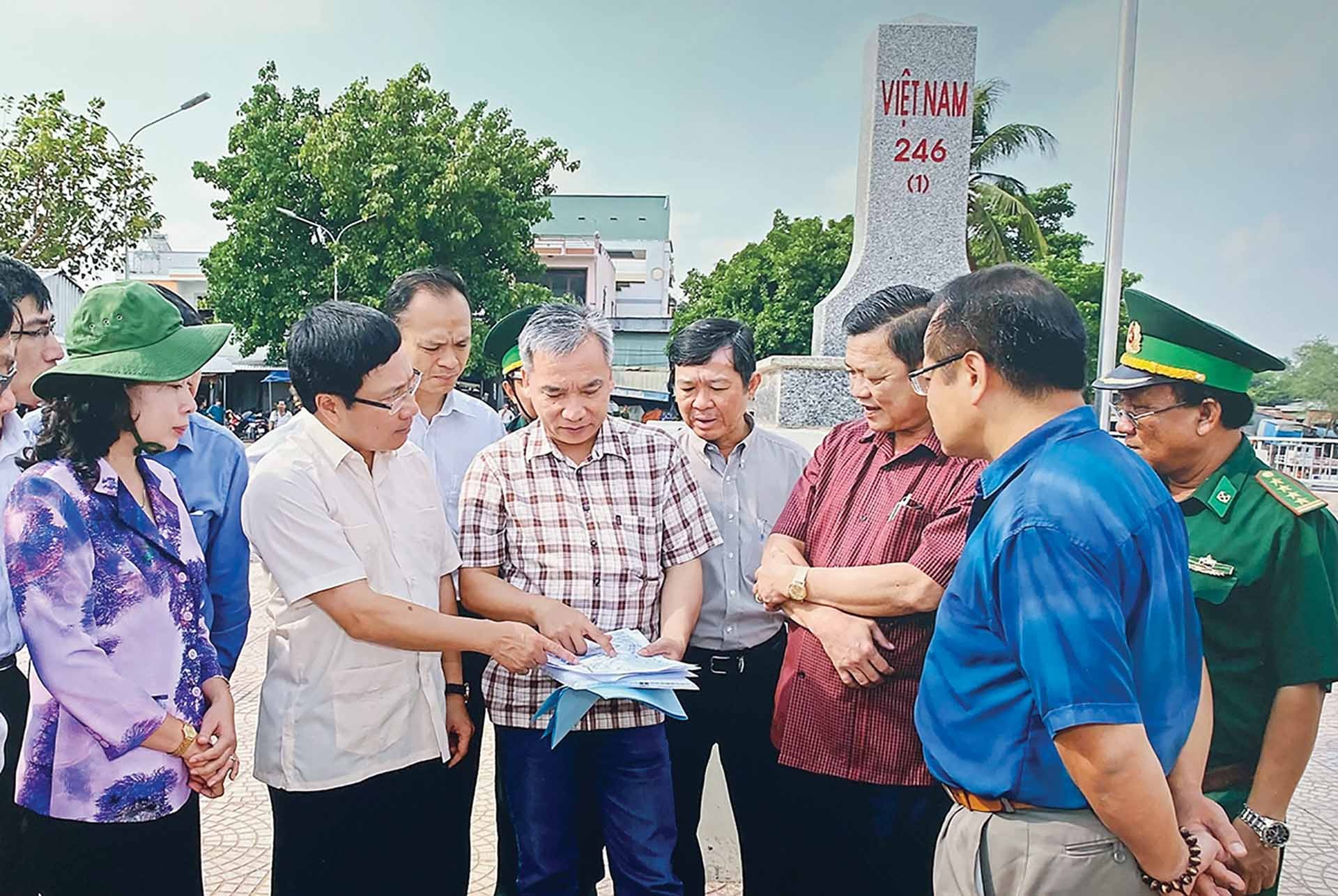 Phó Thủ tướng Thường trực Chính phủ Phạm Bình Minh (thứ hai, từ trái) khảo sát thực địa tại khu vực biên giới tỉnh An Giang, tháng 7/2015. (Ảnh: UBBGQG) Phó Thủ tướng Thường trực Chính phủ Phạm Bình Minh (thứ hai, từ trái) khảo sát thực địa tại khu vực biên giới tỉnh An Giang, tháng 7/2015. (Ảnh: UBBGQG)