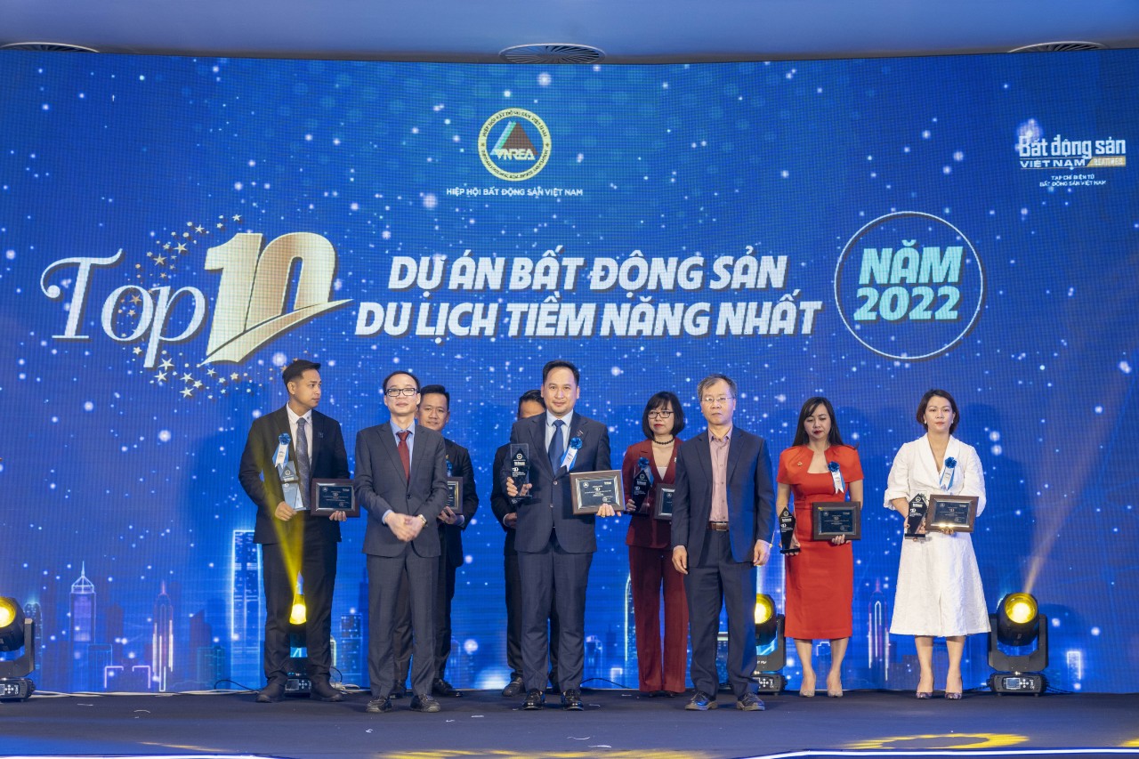 Tổng giám đốc CTCP Kinh doanh Bất động sản Flamingo - ông Nguyễn Trương Quý nhận giải Top 10 dự án bất động sản du lịch tiềm năng nhất năm 2022 cho Flamingo Hải Tiến Tổng giám đốc CTCP Kinh doanh Bất động sản Flamingo - ông Nguyễn Trương Quý nhận giải Top 10 dự án bất động sản du lịch tiềm năng nhất năm 2022 cho Flamingo Hải Tiến