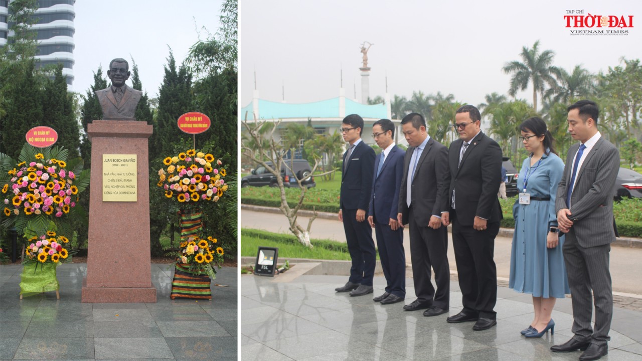 Đại sứ dâng hương tưởng niệm tại tượng đài ngài Juan Bosch tại công viên Hòa Bình (Hà Nội) Đại sứ dâng hương tưởng niệm tại tượng đài ngài Juan Bosch tại công viên Hòa Bình (Hà Nội)