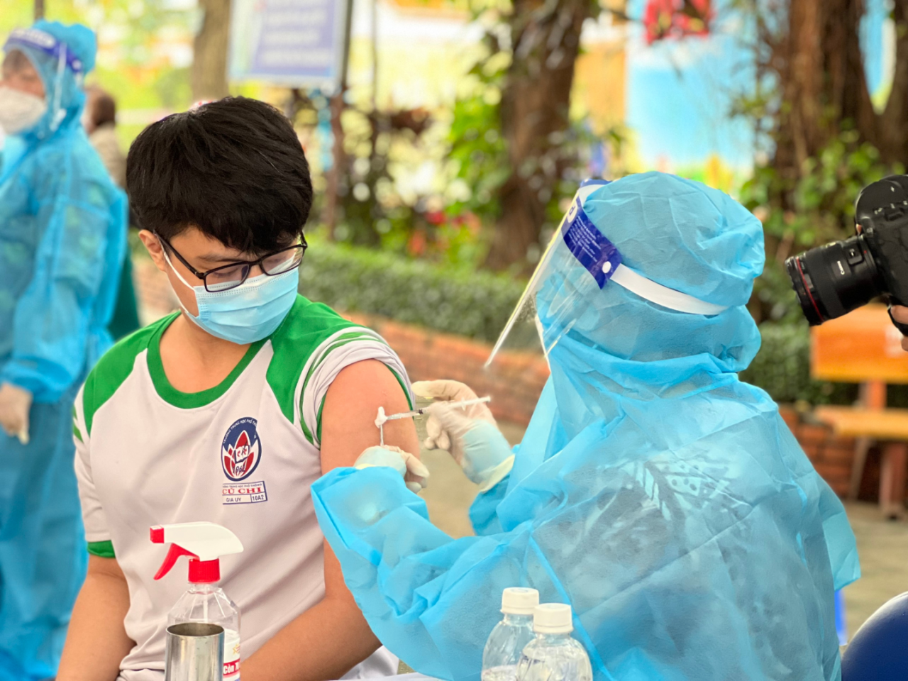 Thủ tướng yêu cầu nghiên cứu việc tiêm vaccine COVID-19 mũi 4 cho người lớn Thủ tướng yêu cầu nghiên cứu việc tiêm vaccine COVID-19 mũi 4 cho người lớn