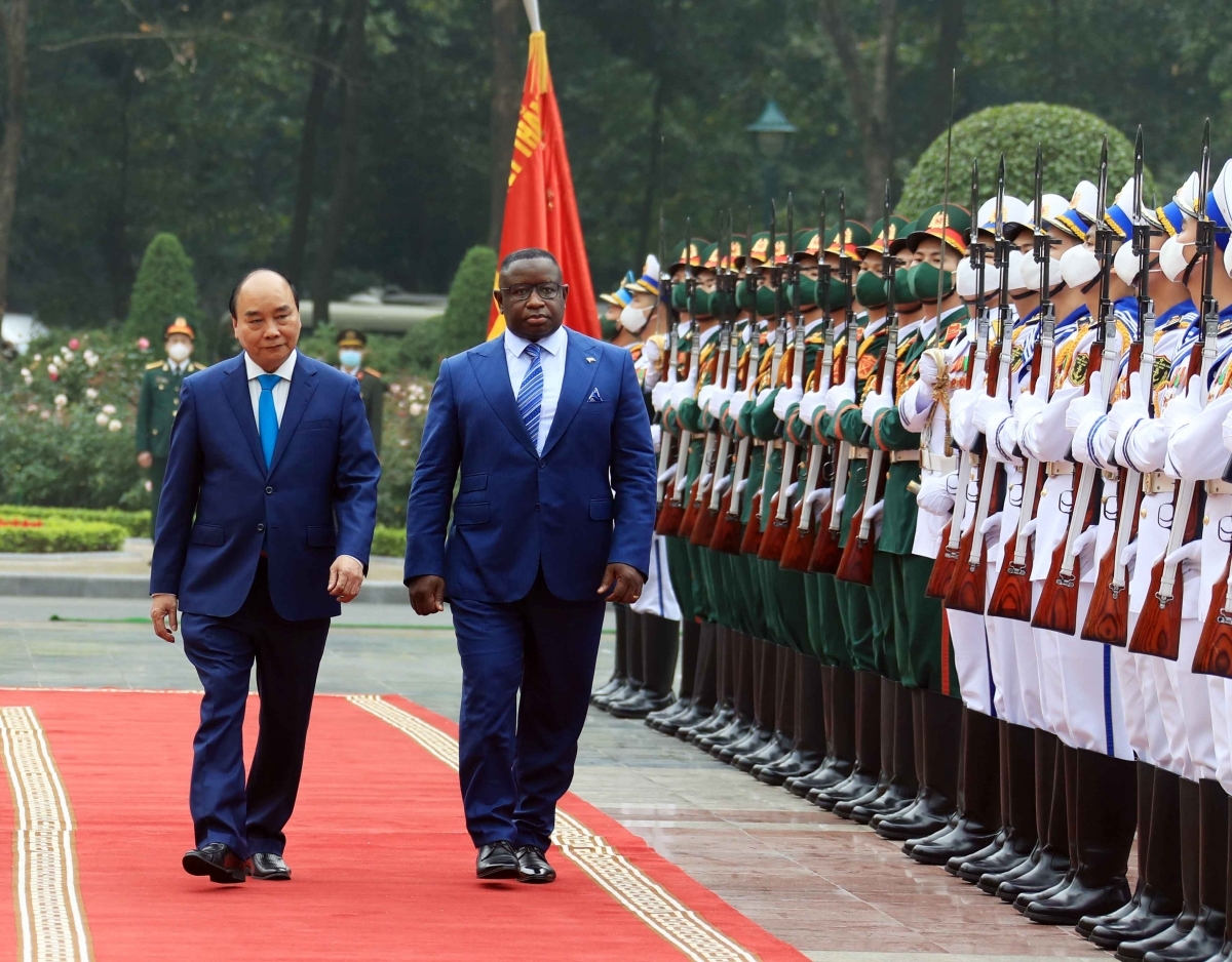 Toàn cảnh chuyến thăm chính thức Việt Nam của Tổng thống Sierra Leone và phu nhân Chiều 15/3, tại Phủ Chủ tịch, Chủ tịch nước Nguyễn Xuân Phúc và phu nhân chủ trì lễ đón trọng thể Tổng thống nước Cộng hòa Sierra Leone Julius Maada Bio và phu nhân.