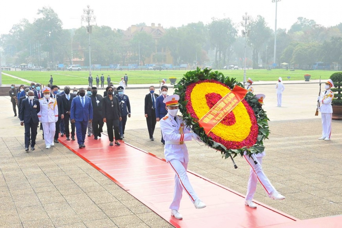 Toàn cảnh chuyến thăm chính thức Việt Nam của Tổng thống Sierra Leone và phu nhân Trong chuyến thăm chính thức Việt Nam, sáng 15/3, Tổng thống Julius Maada Bio và Phu nhân cùng Đoàn đại biểu nước Cộng hòa Sierra Leone đến đặt hoa, vào Lăng viếng Chủ tịch Hồ Chí Minh. Ảnh: Minh Đức/TTXVN.