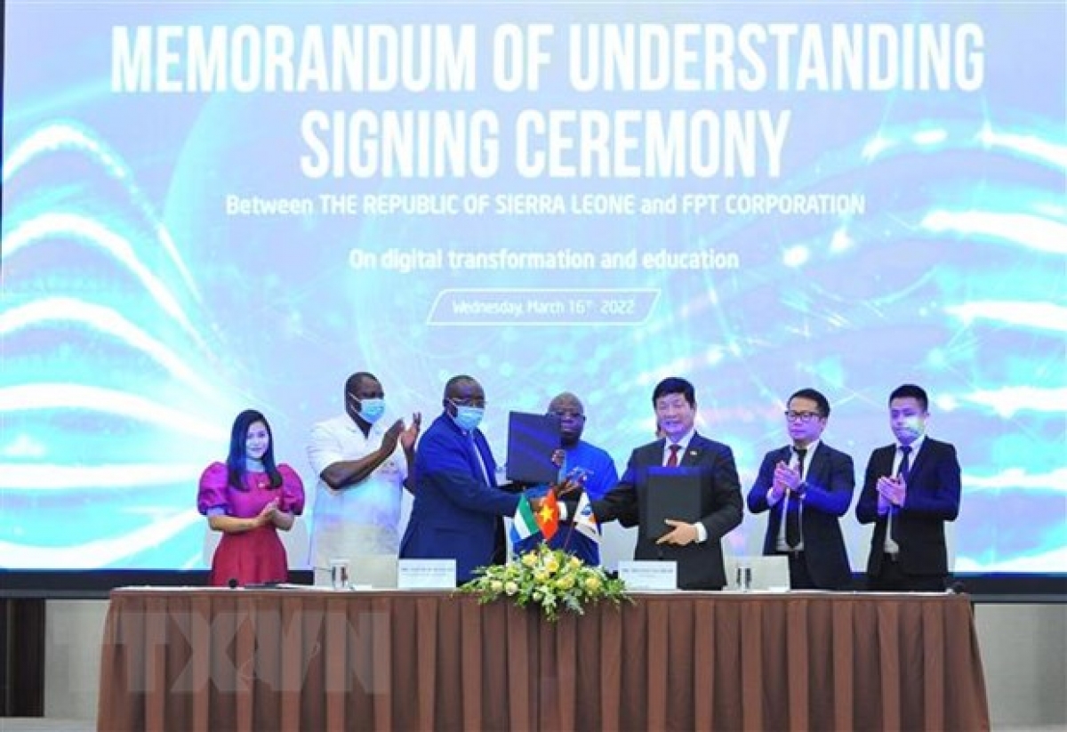 Toàn cảnh chuyến thăm chính thức Việt Nam của Tổng thống Sierra Leone và phu nhân Sáng 16/3, tại Hà Nội, Bộ trưởng Chủ nhiệm Văn phòng Tổng thống Cộng hòa Sierra Leone Jacob Jusu Saffa và Chủ tịch Hội đồng quản trị FPT Trương Gia Bình đã ký kết thỏa thuận hợp tác thúc đẩy chuyển đổi số quốc gia và đào tạo nhân lực số cho Sierra Leone. Đây là lần đầu tiên FPT ký kết thỏa thuận hợp tác thúc đẩy chuyển đổi số tầm quốc gia cho một quốc gia bên ngoài Việt Nam. Ảnh: Minh Đức/TTXVN.