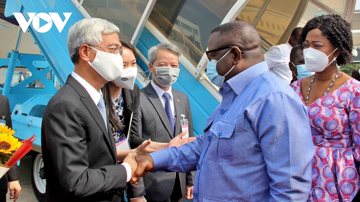 Toàn cảnh chuyến thăm chính thức Việt Nam của Tổng thống Sierra Leone và phu nhân Chiều 17/3, Tổng thống Sierra Leone - Julius Maada Bio cùng đoàn đại biểu cấp cao của Sierra Leone đã đến TP.HCM. Trong ảnh: Phó Chủ tịch UBND TP.HCM Võ Văn Hoan đón Tổng thống Sierra Leon tại chân máy bay.