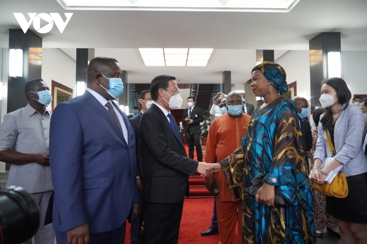 Toàn cảnh chuyến thăm chính thức Việt Nam của Tổng thống Sierra Leone và phu nhân Tại Hội trường Thống Nhất, Chủ tịch TPHCM Phan Văn Mãi đã có buổi tiếp ông Julius Maada Bio, Tổng thống nước Cộng hoà Sierra Leone.
