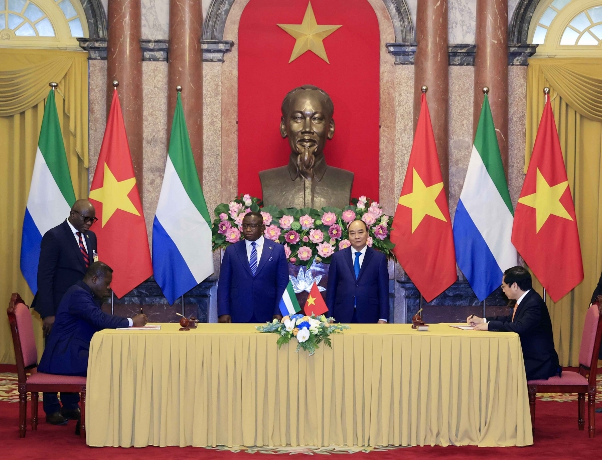 Toàn cảnh chuyến thăm chính thức Việt Nam của Tổng thống Sierra Leone và phu nhân Tổng thống Sierra Leone - Julius Maada Bio sang thăm Việt Nam vào thời điểm kỷ niệm 40 năm quan hệ ngoại giao giữa hai nước (24/6/1982-24/6/2022) và mang ý nghĩa lịch sử trong quan hệ Việt Nam-Sierra Leone, khi đây là hoạt động trao đổi đoàn cấp nguyên thủ đầu tiên của hai nước.