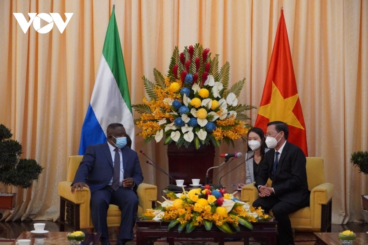 Toàn cảnh chuyến thăm chính thức Việt Nam của Tổng thống Sierra Leone và phu nhân Tại buổi tiếp, Chủ tịch UBND TP.HCM Phan Văn Mãi bày tỏ Chính quyền TPHCM sẽ luôn chào đón và tạo môi trường kinh doanh thuận lợi cho nhà đầu tư, doanh nghiệp nước ngoài, trong đó có Sierra Leone. Tổng thống Julius Maada Bio đồng thời mong muốn hợp tác với TP.HCM về ứng dụng công nghệ cao trong nông nghiệp, trong thực hiện chính phủ điện tử để có thể giúp nước này rút ngắn khoảng cách so với sự phát triển của thế giới.