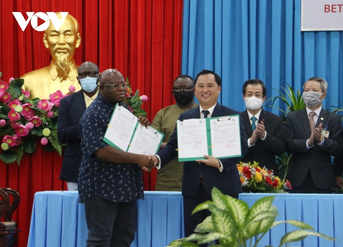 Toàn cảnh chuyến thăm chính thức Việt Nam của Tổng thống Sierra Leone và phu nhân Sáng 18/3, tại An Giang, Bộ trưởng Bộ Nông nghiệp và Lâm nghiệp nước Cộng hòa Sierra Leone Abu Bakarr Karim và ông Đỗ Thành Nhân – Chủ tịch Hội đồng quản trị Công ty cổ phần Xuất nhập khẩu An Giang (Angimex) đã ký biên bản ghi nhớ hợp đồng xuất khẩu 3 triệu tấn gạo cho Sierra Leone trong 3 năm.
