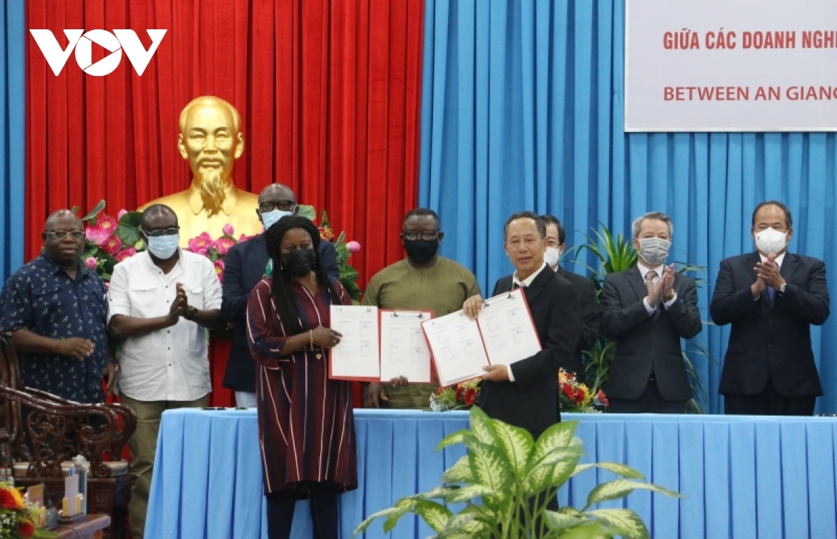 Toàn cảnh chuyến thăm chính thức Việt Nam của Tổng thống Sierra Leone và phu nhân Chiều 18/3, Tổng thống Julius Maada Bio cùng Đoàn đại biểu cấp cao Cộng hòa Sierra Leone đã đến thăm tỉnh An Giang. Nhân dịp này, hai bên ký kết biên bản ghi nhớ hợp tác giữa Bộ Nông nghiệp và Lâm nghiệp Sierra Leone và Công ty Cổ phần Xuất nhập khẩu An Giang trên lĩnh vực lúa gạo; Bộ Thủy sản và Tài nguyên biển Sierra Leone ký kết thỏa thuận hợp tác với Công ty Cổ phần Tập đoàn Nam Việt trên lĩnh vực thủy sản.