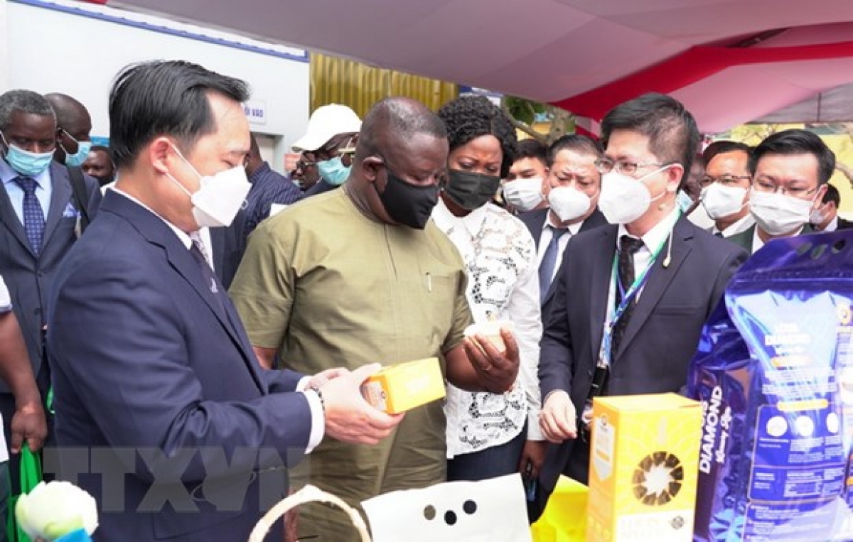 Toàn cảnh chuyến thăm chính thức Việt Nam của Tổng thống Sierra Leone và phu nhân Chính quyền Sierra Leone rất quan tâm về kỹ thuật nuôi trồng và sản xuất nông nghiệp. Sierra Leone mong muốn hợp tác và học hỏi kinh nghiệm của Việt Nam để có thể tự cung cấp lúa gạo trong nước; mong muốn có thể nhập khẩu lúa gạo từ Việt Nam. Trong ảnh: Tổng thống nước Cộng hòa Sierra Leone Julius Maada Bio tham quan các gian hàng trưng bày các sản phẩm gạo của An Giang.