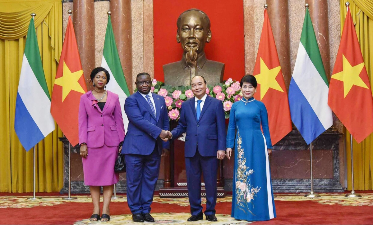 Toàn cảnh chuyến thăm chính thức Việt Nam của Tổng thống Sierra Leone và phu nhân Sáng 20/3, Tổng thống nước Cộng hòa Sierra Leone Julius Maada Bio, Phu nhân cùng Đoàn đại biểu cấp cao nước Cộng hòa Sierra Leone đã rời TP.HCM, kết thúc tốt đẹp thăm chính thức Việt Nam từ ngày 14-20/3, theo lời mời của Chủ tịch nước Nguyễn Xuân Phúc và Phu nhân. (Ảnh: Hai nhà lãnh đạo và phu nhân tại lễ đón ở Phủ Chủ tịch).