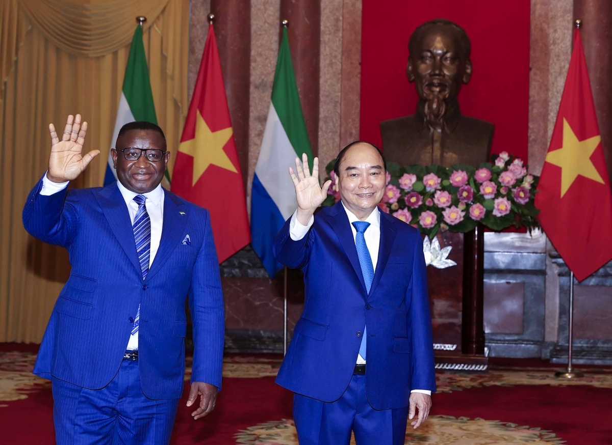 Toàn cảnh chuyến thăm chính thức Việt Nam của Tổng thống Sierra Leone và phu nhân Ngay sau lễ đón, Chủ tịch nước Việt Nam Nguyễn Xuân Phúc và Tổng thống Julius Maada Bio cùng đoàn cấp cao hai nước đã tiến hành hội đàm.