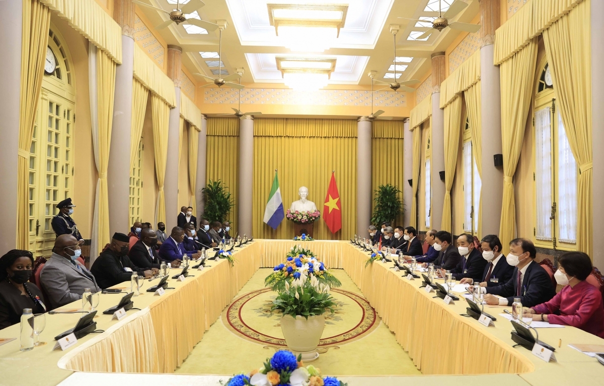 Toàn cảnh chuyến thăm chính thức Việt Nam của Tổng thống Sierra Leone và phu nhân Sau Hội đàm, Chủ tịch nước Nguyễn Xuân Phúc và Tổng thống Julius Maada Bio đã chứng kiến lễ ký kết 3 văn kiện hợp tác song phương giữa các Bộ, ngành hai nước trong các lĩnh vực ngoại giao, nông nghiệp và thủy sản, tạo nền tảng cho việc tăng cường hợp tác giữa Việt Nam - Sierra Leone.