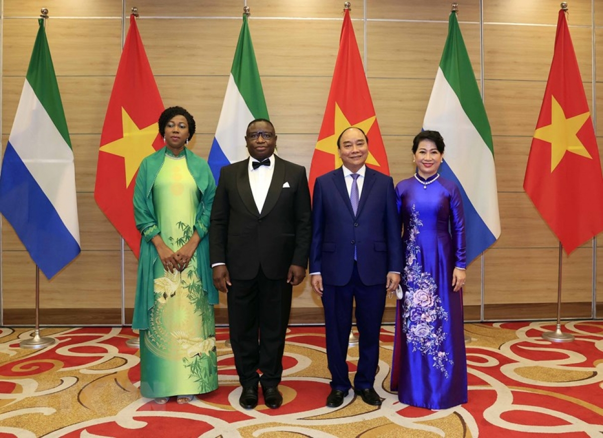 Toàn cảnh chuyến thăm chính thức Việt Nam của Tổng thống Sierra Leone và phu nhân Tối cùng ngày, Chủ tịch nước Nguyễn Xuân Phúc và Phu nhân chủ trì tiệc chiêu đãi chào mừng Tổng thống nước Cộng hòa Sierra Leone Julius Maada Bio và Phu nhân thăm chính thức Việt Nam.