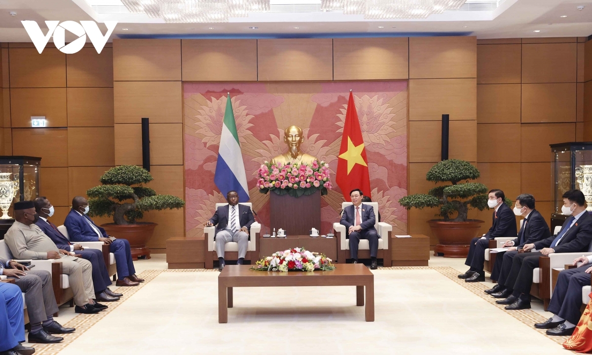 Toàn cảnh chuyến thăm chính thức Việt Nam của Tổng thống Sierra Leone và phu nhân Chiều tối 16/3, tại Nhà Quốc hội, Chủ tịch Quốc hội Vương Đình Huệ đã tiếp Tổng thống Sierra Leone Julius Maada Bio.