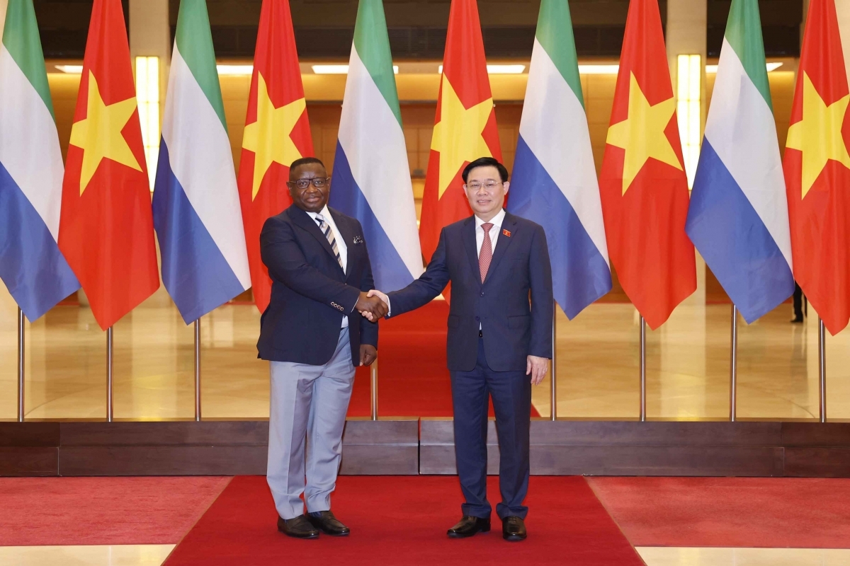 Toàn cảnh chuyến thăm chính thức Việt Nam của Tổng thống Sierra Leone và phu nhân Nhấn mạnh, Quốc hội Việt Nam có vai trò quan trọng trong điều hành đất nước, Tổng thống Sierra Leone nhất trí với Chủ tịch Quốc hội Việt Nam sẽ tạo cơ hội để cơ quan lập pháp hai nước tăng cường hợp tác, chia sẻ, nâng tầm quan hệ.