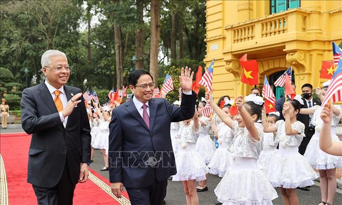 Thủ tướng Phạm Minh Chính chủ trì Lễ đón Thủ tướng Malaysia Chú thích ảnh