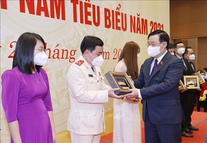 Chủ tịch Quốc hội gặp mặt thầy thuốc trẻ Việt Nam tiêu biểu năm 2021 Chú thích ảnh