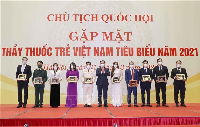 Chủ tịch Quốc hội gặp mặt thầy thuốc trẻ Việt Nam tiêu biểu năm 2021 Chú thích ảnh