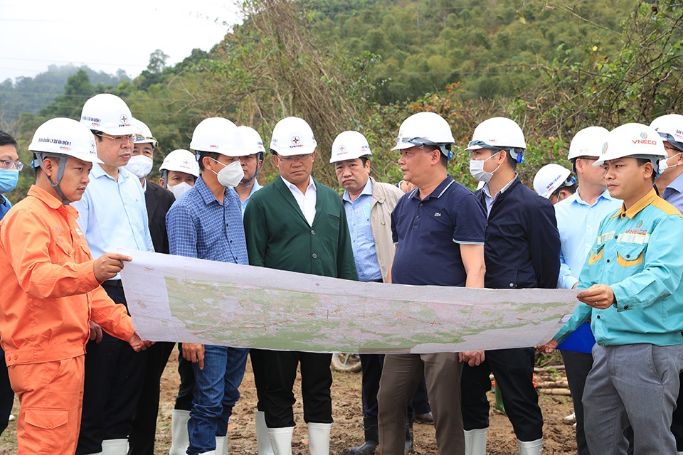 Đoàn công tác EVN nghe báo cáo tiến độ tại hiện trường. Đoàn công tác EVN nghe báo cáo tiến độ tại hiện trường.