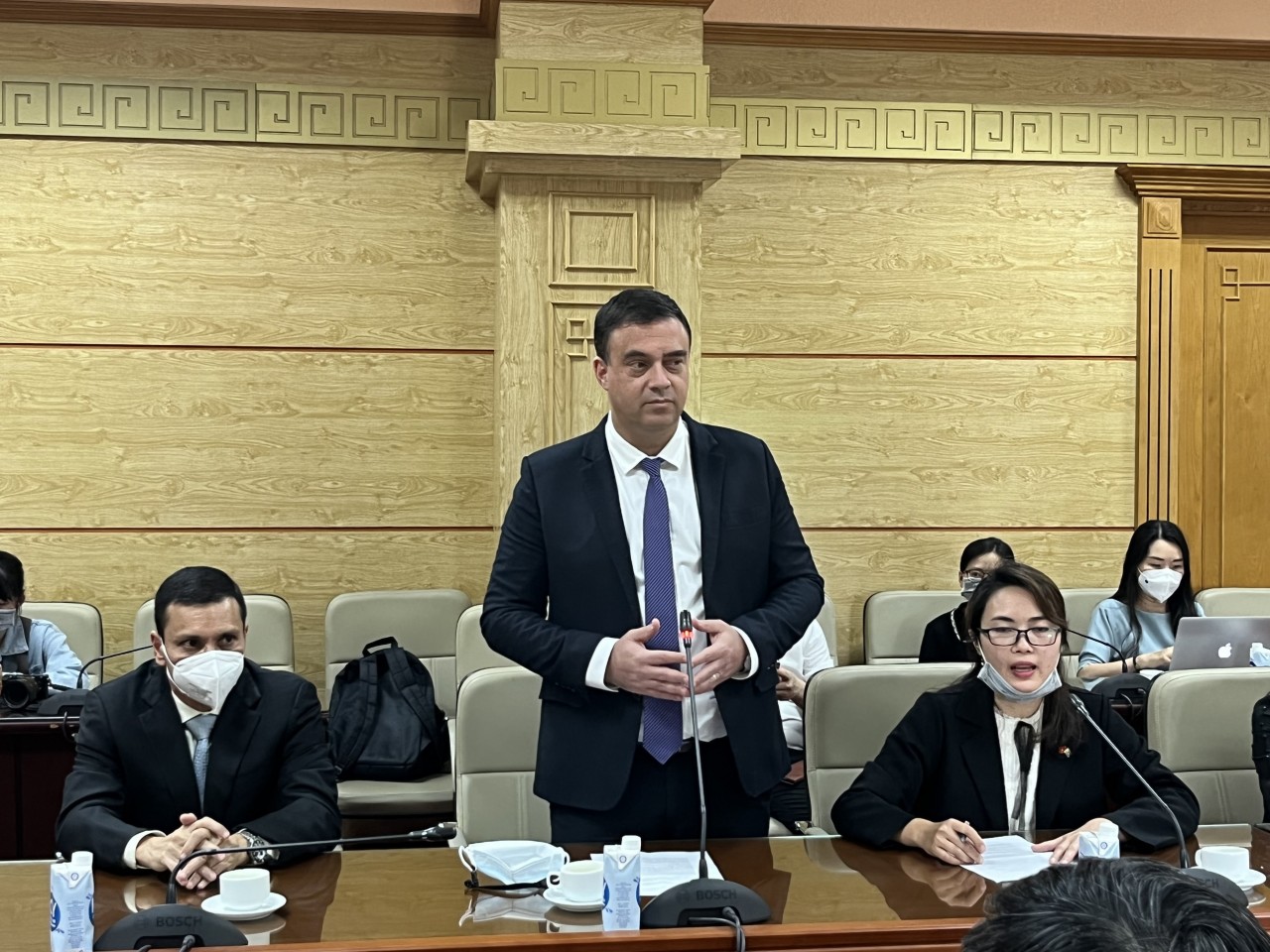 Đại sứ Israel tại Việt Nam Nadav Eshcar. Đại sứ Israel tại Việt Nam Nadav Eshcar.