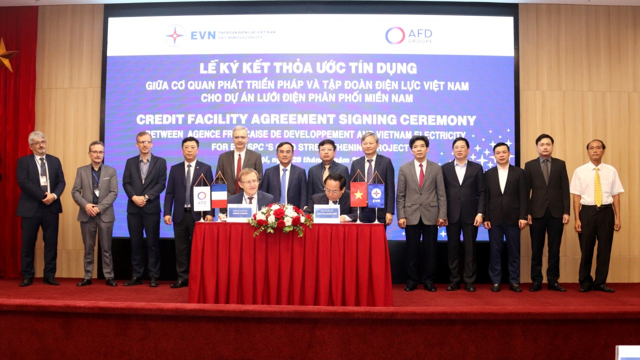 Lãnh đạo EVN và lãnh đạo AFD ký kết thỏa thuận hợp tác. Lãnh đạo EVN và lãnh đạo AFD ký kết thỏa thuận hợp tác.