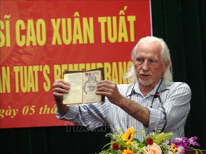 Cựu binh Mỹ mang cuốn nhật ký của liệt sĩ Cao Xuân Tuất trở về quê hương Chú thích ảnh