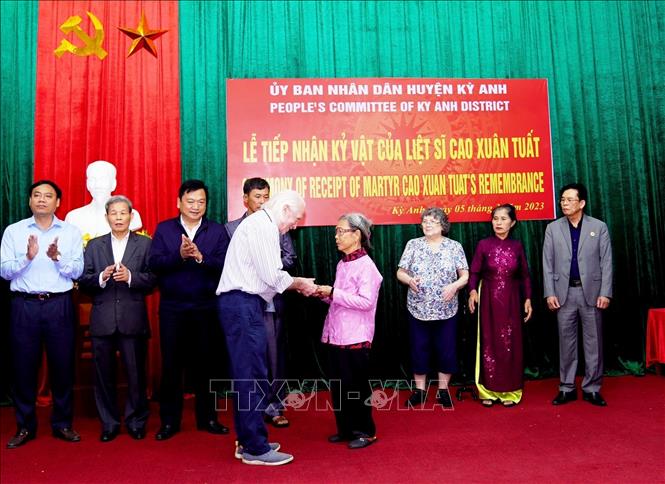 Cựu binh Mỹ mang cuốn nhật ký của liệt sĩ Cao Xuân Tuất trở về quê hương Chú thích ảnh