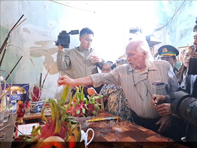 Cựu binh Mỹ mang cuốn nhật ký của liệt sĩ Cao Xuân Tuất trở về quê hương Chú thích ảnh