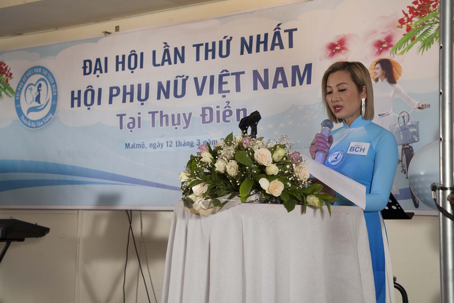Chủ tịch Hội phụ nữ Việt Nam tại Thụy Điển Trần Thị Oanh phát biểu. Chủ tịch Hội phụ nữ Việt Nam tại Thụy Điển Trần Thị Oanh phát biểu.