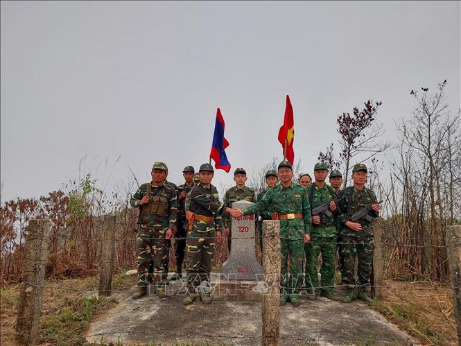 Phối hợp tuần tra song phương trên tuyến biên giới Việt Nam - Lào Chú thích ảnh
