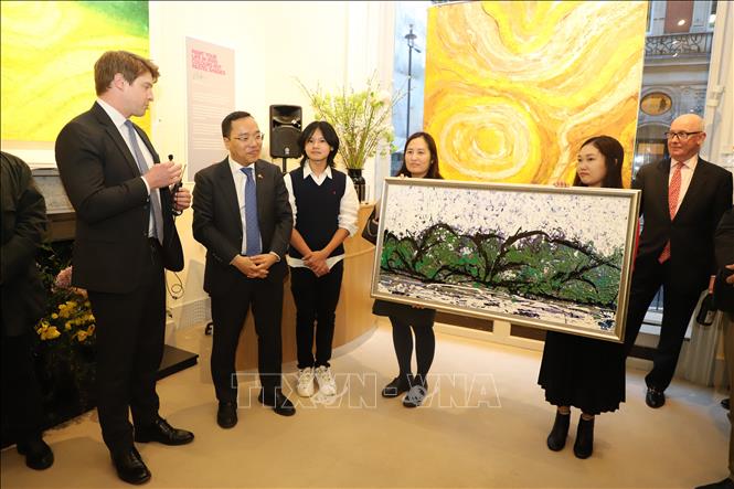 Tranh Việt Nam lần đầu đến London, Anh Chú thích ảnh