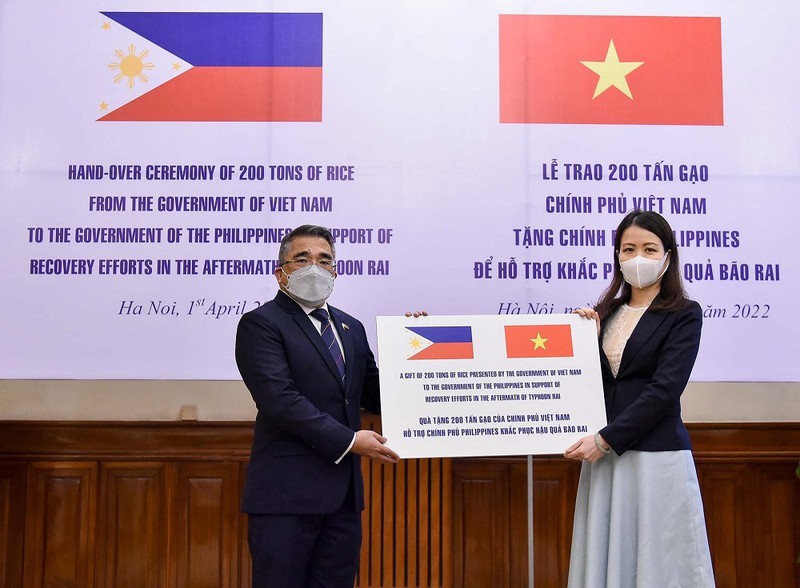 Trao tượng trưng 200 tấn gạo hỗ trợ Philippines khắc phục hậu quả bão Rai