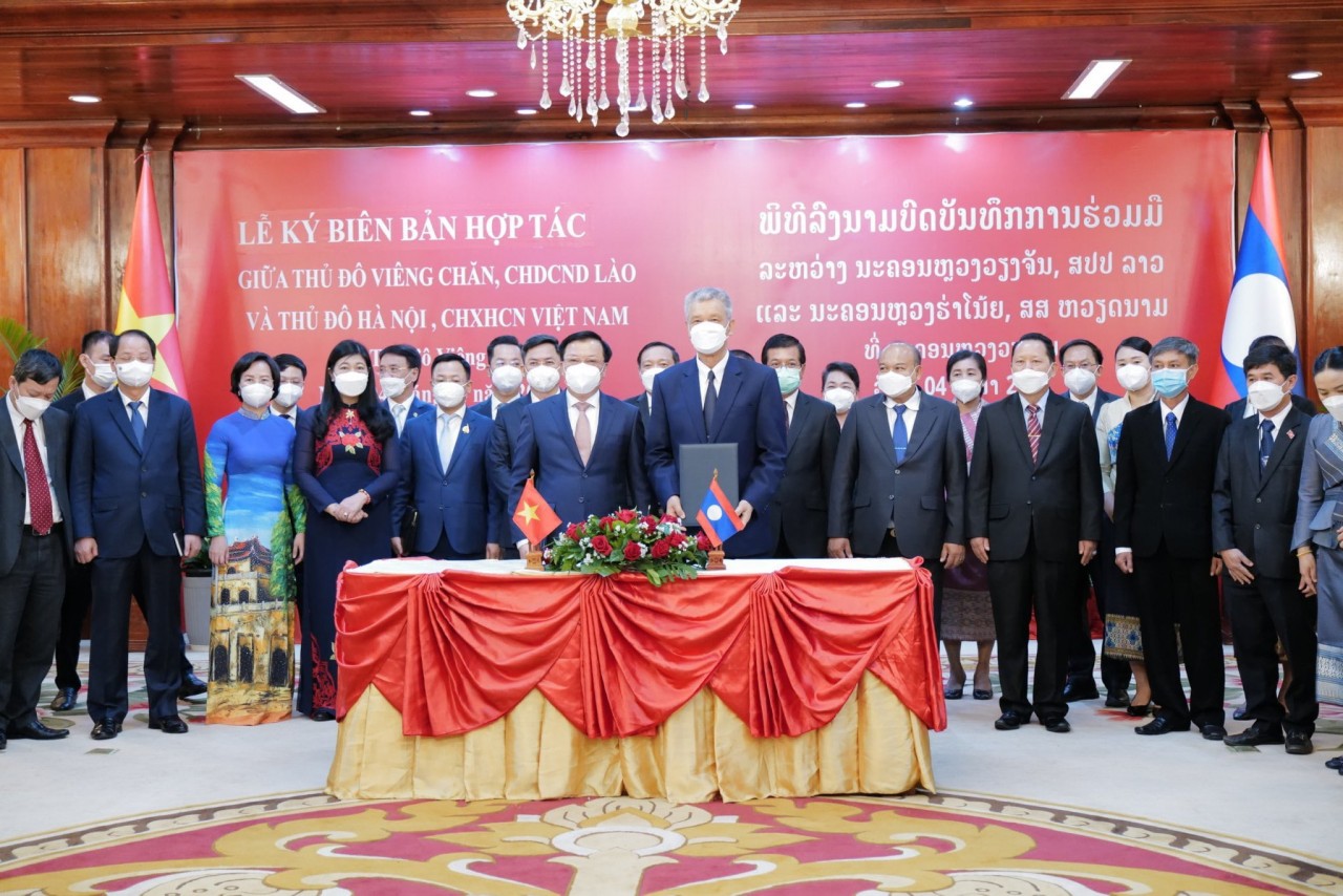 Đoàn đại biểu hai bên tham gia lễ ký kết. Đoàn đại biểu hai bên tham gia lễ ký kết.
