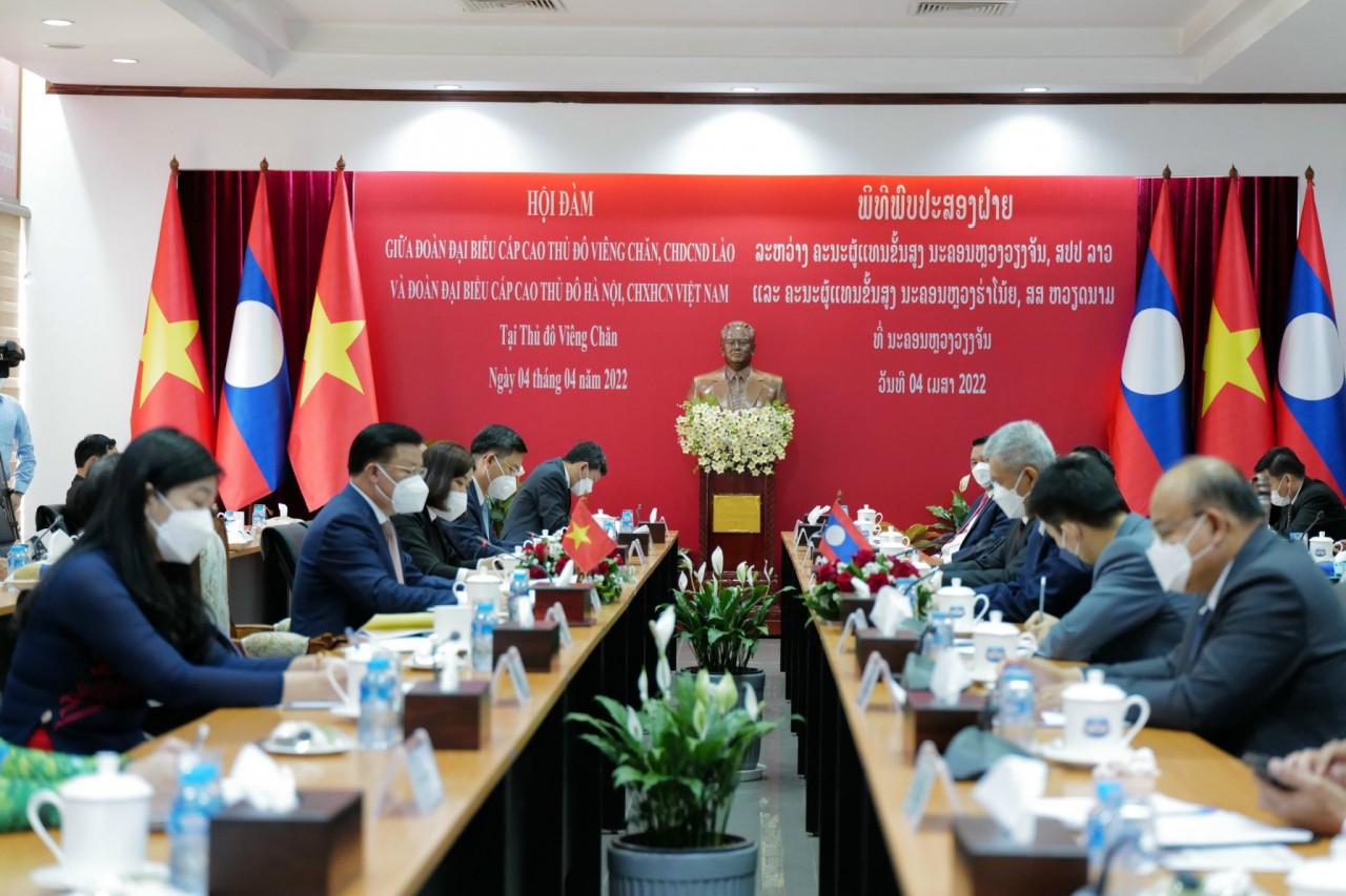Toàn cảnh cuộc hội đàm giữa Đoàn đại biểu cấp cao Thủ đô Hà Nội và Đoàn đại biểu cấp cao Thủ đô Viêng Chăn. Toàn cảnh cuộc hội đàm giữa Đoàn đại biểu cấp cao Thủ đô Hà Nội và Đoàn đại biểu cấp cao Thủ đô Viêng Chăn.