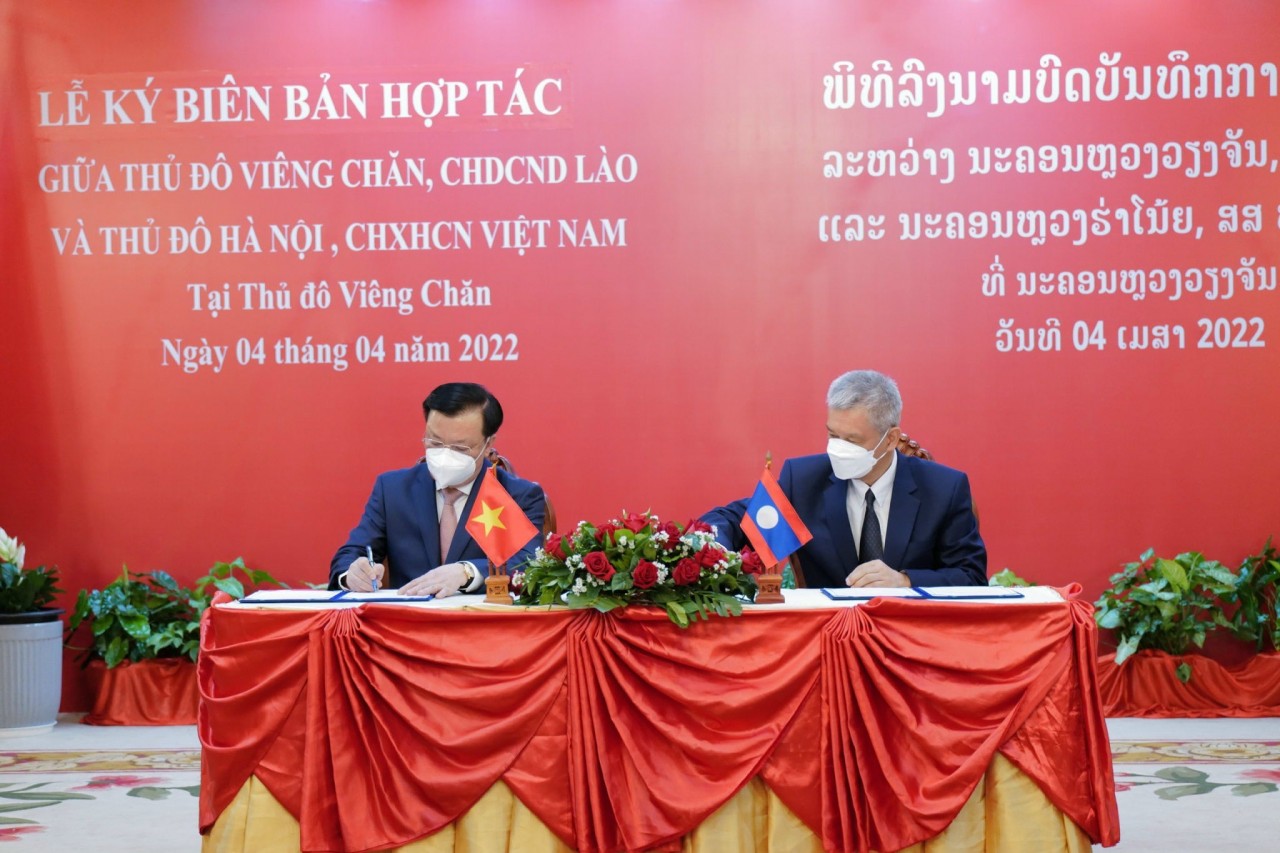 Đồng chí Đinh Tiến Dũng và đồng chí Anouphap Tounalom ký kết biên bản thoả thuận hợp tác giữa Thủ đô Hà Nội và Thủ đô Viêng Chăn giai đoạn 2022-2025. Đồng chí Đinh Tiến Dũng và đồng chí Anouphap Tounalom ký kết biên bản thoả thuận hợp tác giữa Thủ đô Hà Nội và Thủ đô Viêng Chăn giai đoạn 2022-2025.