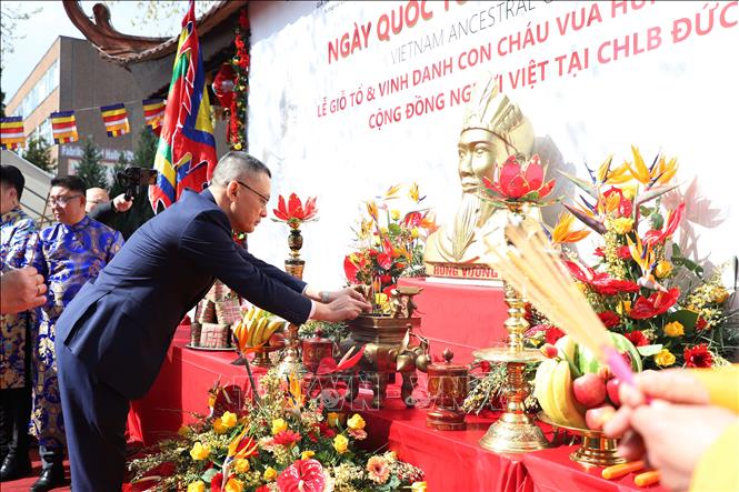 Nét đẹp văn hóa thể hiện sự tôn kính với những bậc tiền nhân khai quốc Chú thích ảnh