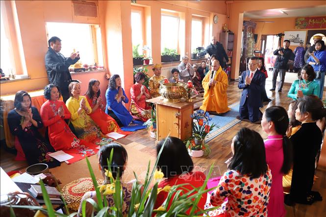 Nét đẹp văn hóa thể hiện sự tôn kính với những bậc tiền nhân khai quốc Chú thích ảnh