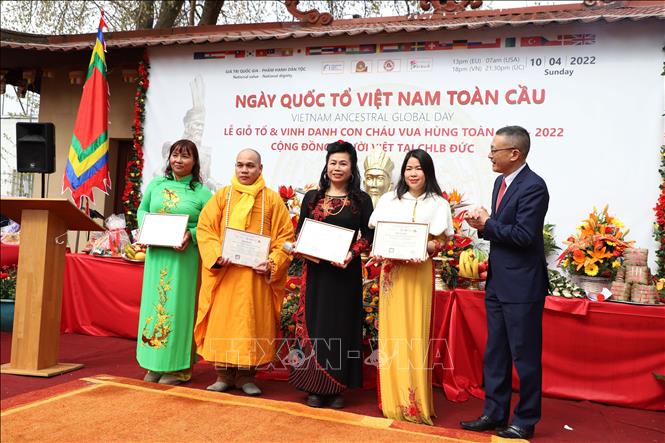 Nét đẹp văn hóa thể hiện sự tôn kính với những bậc tiền nhân khai quốc Chú thích ảnh